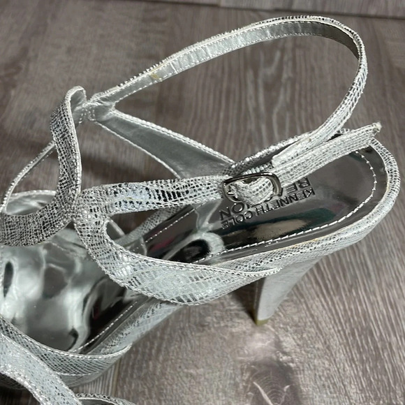 NWOT Kenneth Cole Reaction Silver Rise Guy Strappy Slingback Heels Sandals 8.5 - Picture 13 of 14